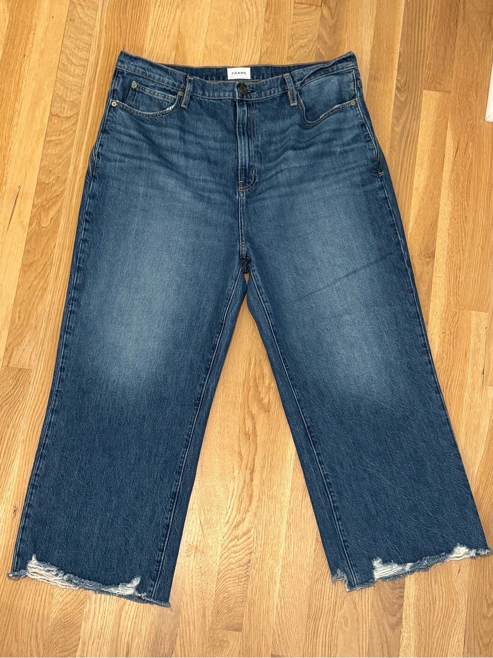 FRAME Cropped Wide-Leg Jeans in Dark Blue Wash - Distressed Hem